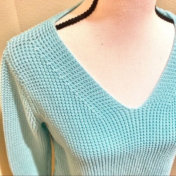 Tommy Bahama Mint Sweater, Crocheted Look, V-Neck, Size Med - Picture 2 of 7